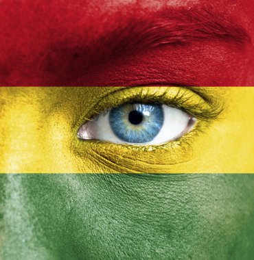 Bolivya'nın bayrağı ile insan yüzü boyalı