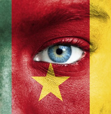 Kamerun bayrağı ile insan yüzü boyalı