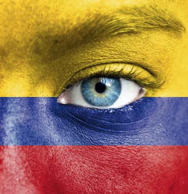 Kolombiya bayrağı ile insan yüzü boyalı