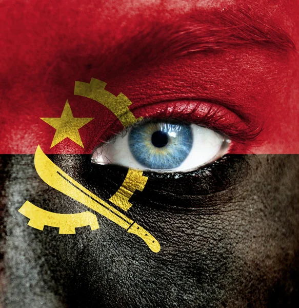 Menschengesicht mit Angola-Fahne bemalt — Stockfoto