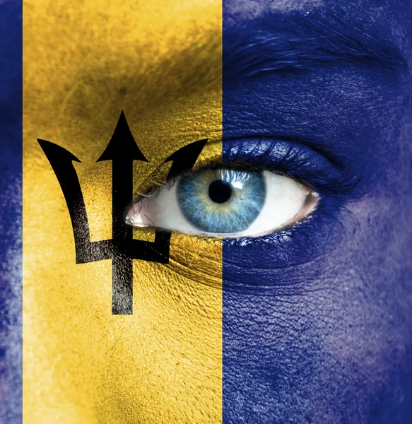 Menschengesicht mit der Flagge von Barbados bemalt — Stockfoto