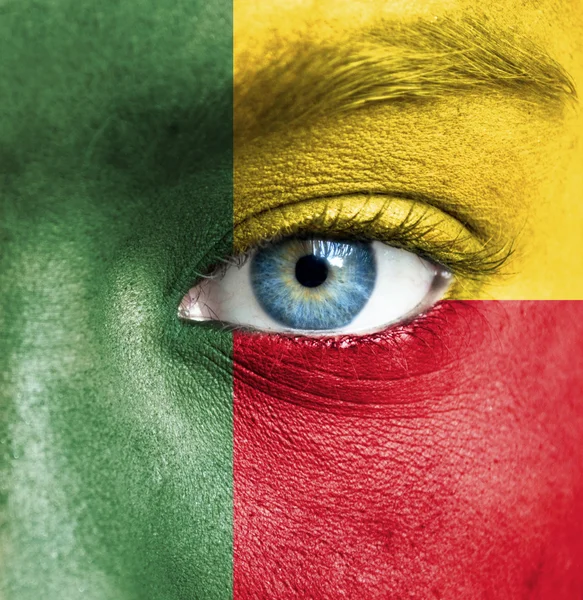Cara humana pintada con bandera de Benín — Foto de Stock