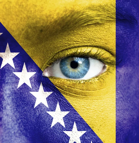 Ludzka twarz malowane z flaga Bośni i Hercegowiny — Zdjęcie stockowe