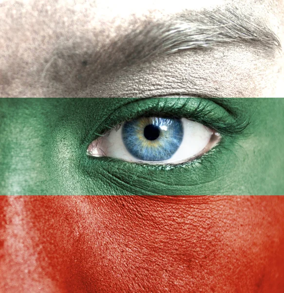 Rosto humano pintado com bandeira da Bulgária — Fotografia de Stock