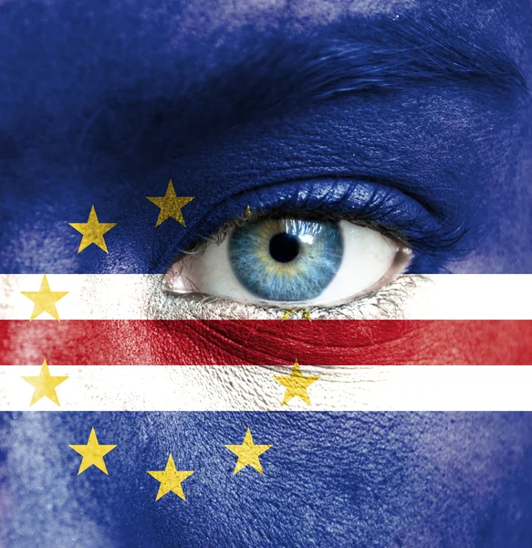 Человеческое лицо, нарисованное флагом Кабо-Верде — стоковое фото