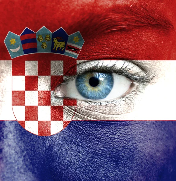 Mänskligt ansikte målade med flagga Kroatien — Stockfoto