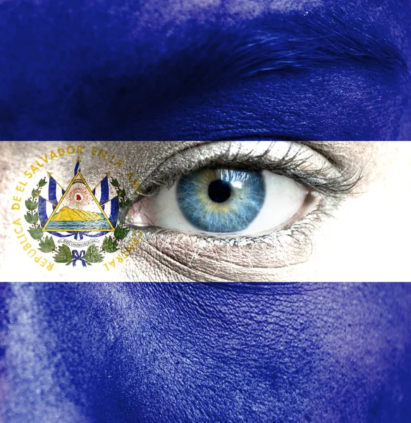 Ludzka twarz malowane z flaga Salwadoru — Zdjęcie stockowe