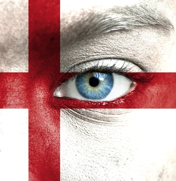 Mänskligt ansikte målade med flagga england — Stockfoto