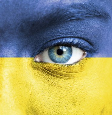 Ukrayna bayrağı ile insan yüzü boyalı