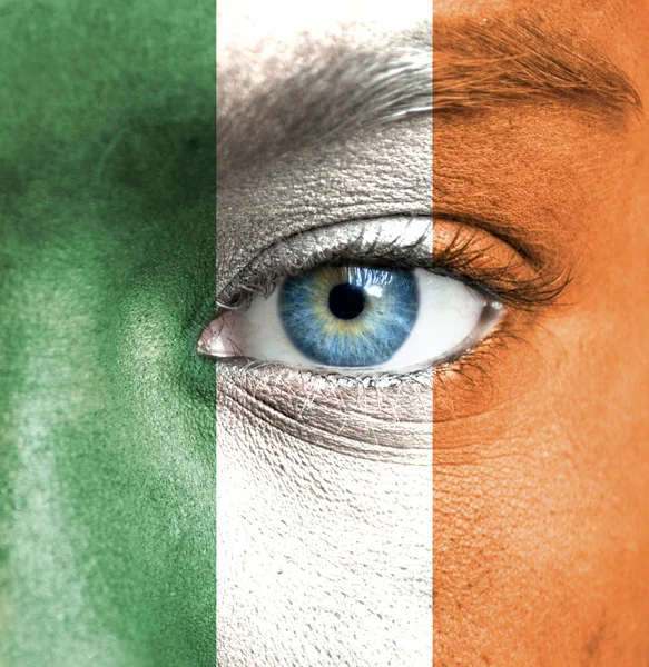 Rosto humano pintado com bandeira da Irlanda — Fotografia de Stock