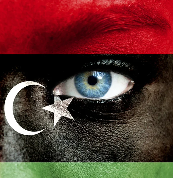 Rosto humano pintado com bandeira da Líbia — Fotografia de Stock