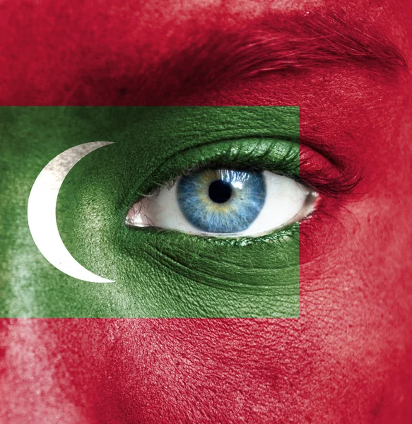 Cara humana pintada con bandera de Maldivas — Foto de Stock