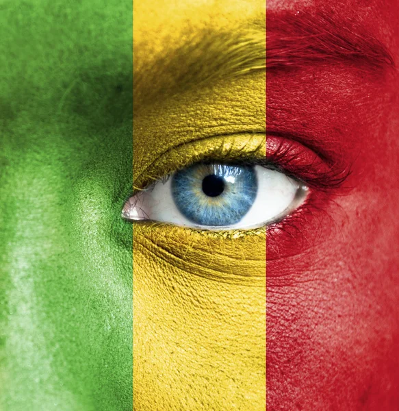 Visage humain peint avec le drapeau du Mali — Photo