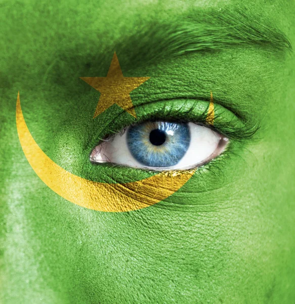 Cara humana pintada con bandera de Mauritania — Foto de Stock