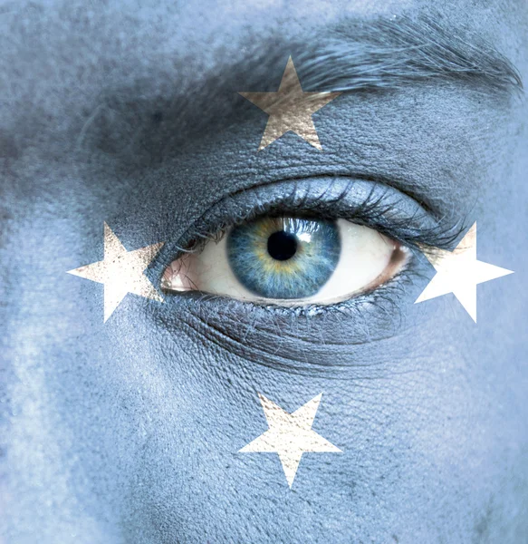 Insan suratına micronesia bayrağı ile boyalı — Stok fotoğraf