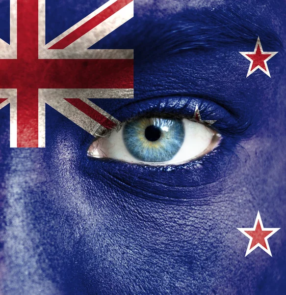 न्यूझीलंडच्या ध्वजाने रंगलेला मानवी चेहरा — स्टॉक फोटो, इमेज