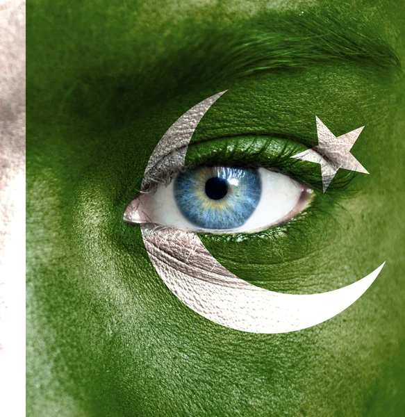 Visage humain peint avec le drapeau du Pakistan — Photo