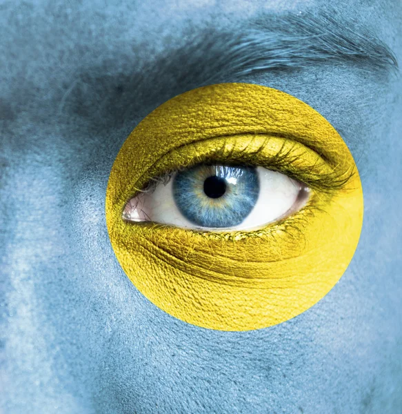 palau bayrağı ile insan yüzü boyalı