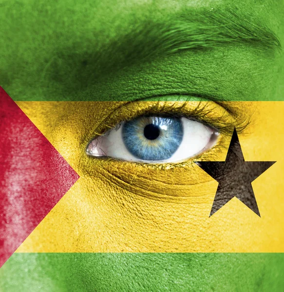 Menselijk gezicht beschilderd met vlag van sao Tomé en principe — Stockfoto