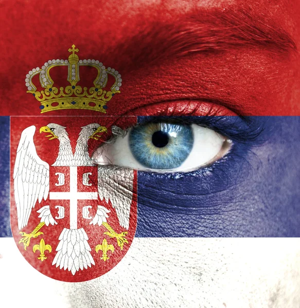 Rostro humano pintado con bandera de Serbia — Foto de Stock