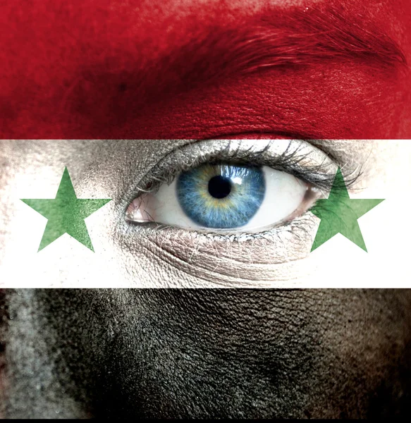 Menselijk gezicht beschilderd met vlag van Syrië — Stockfoto