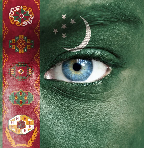 Человеческое лицо, окрашенное флагом Туркменистана — стоковое фото