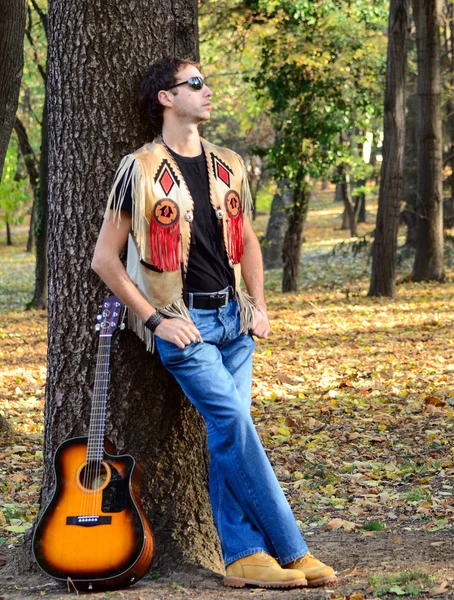 Homme avec guitare posant — Photo