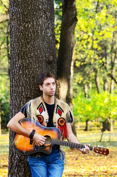 Cara tocando guitarra na natureza — Fotografia de Stock