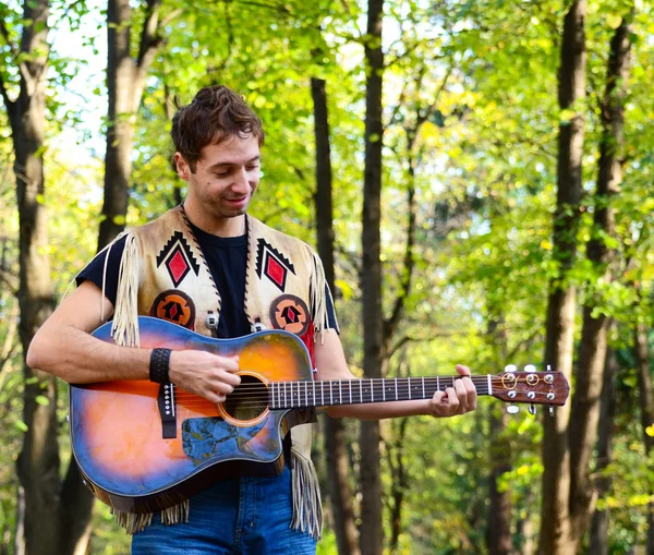 Szczęśliwy teen chłopiec gra gitara — Zdjęcie stockowe