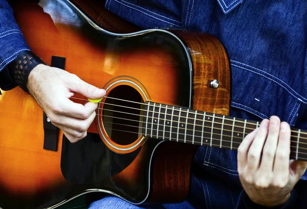 Uomo suonare la chitarra acustica — Foto Stock