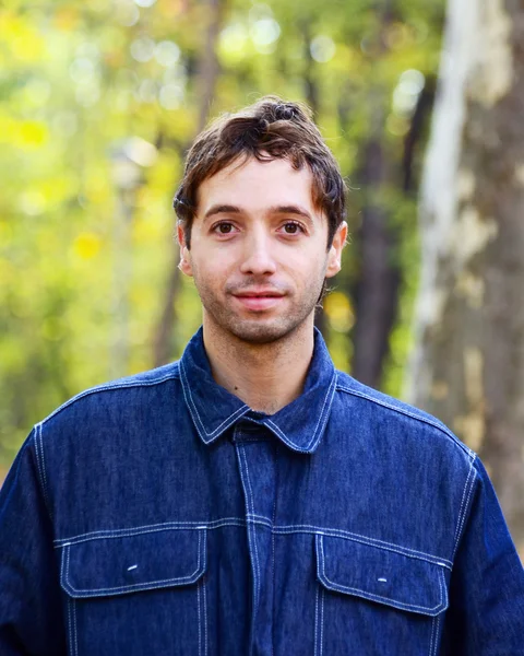 Retrato del joven en la naturaleza — Foto de Stock