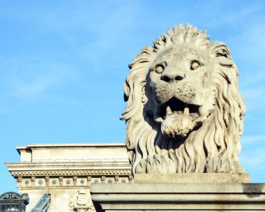 Budapeşte - hunga szechenyi zincir Köprüsü'nde aslan heykeli