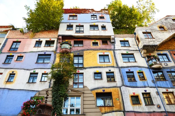 Viyana - 13 Ekim 2012: Hundertwasser Haus 13 Ekim 2012 tarihinde