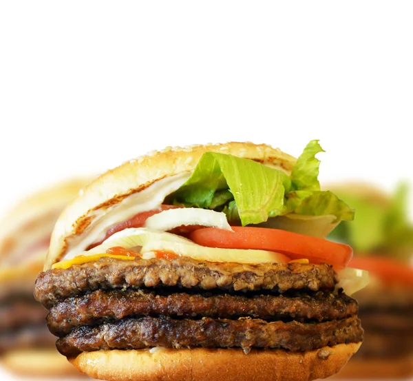 Büyük lezzetli hamburger üzerinde beyaz izole — Stok fotoğraf
