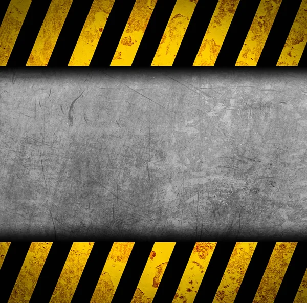 Металлический фон с черными и желтыми предупреждающими полосами — стоковое фото