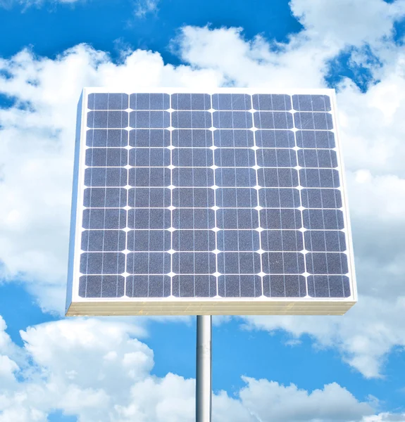 Solární panel proti jasně modré obloze — Stock fotografie