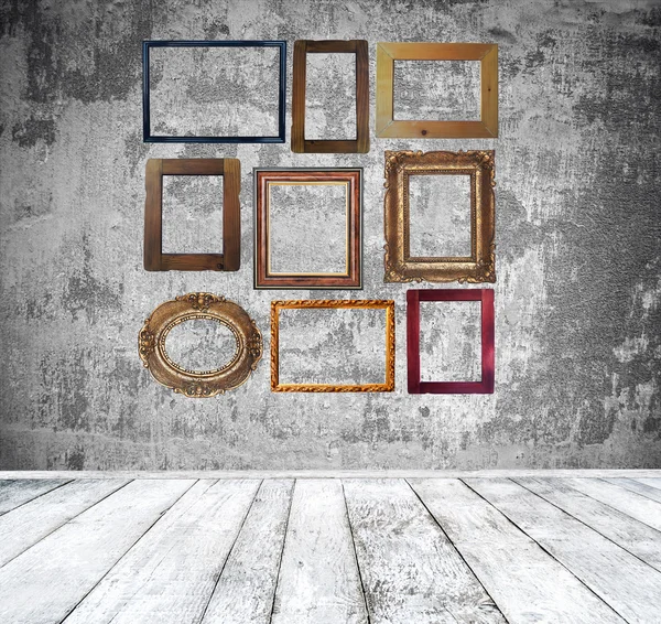 Empty room with vintage frames — Stock Photo, Image
