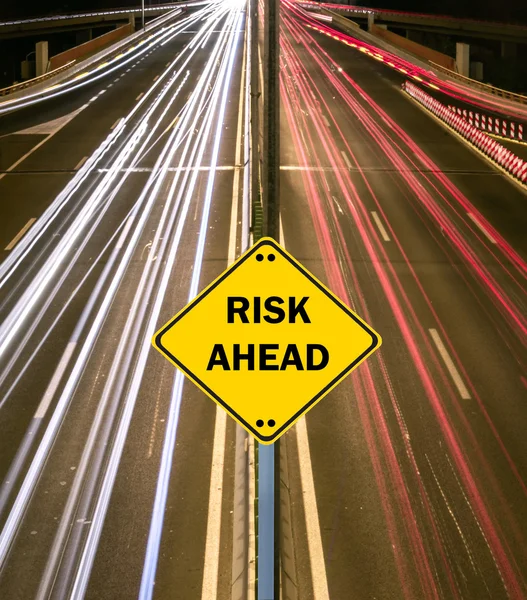 "RIESGO AHEAD "señal contra senderos de carretera — Foto de Stock