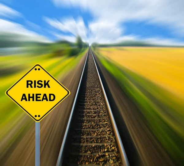 "RISK AHEAD "sign - Концепция бизнеса — стоковое фото