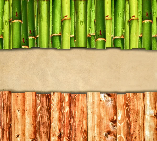 Dřevěné a bambusové pozadí s prázdný papír — Stock fotografie
