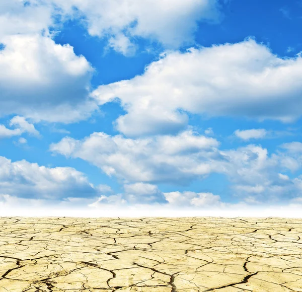 Засуха пейзаж против ярко-голубого неба с облаками — стоковое фото