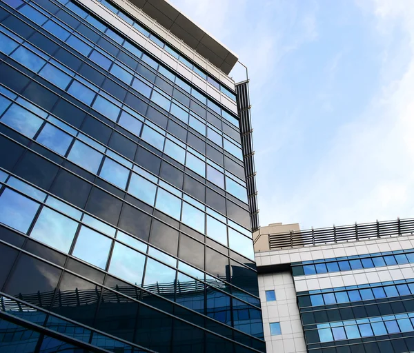 Mavi gökyüzü karşı modern Binası