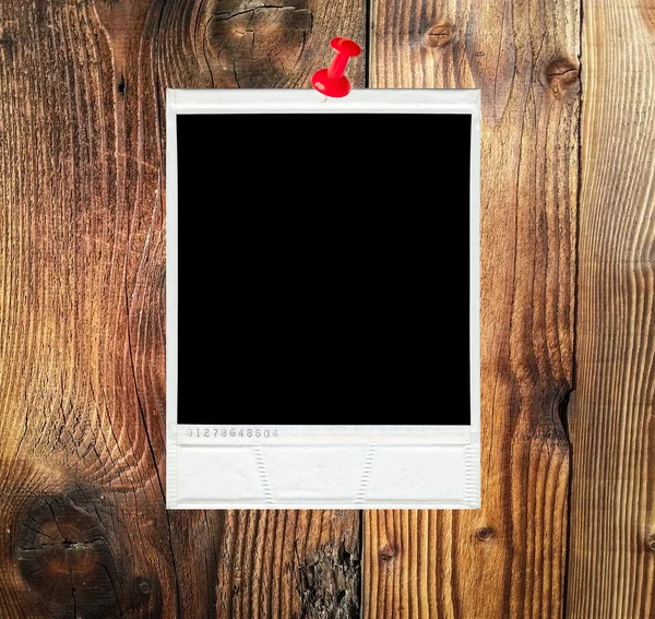 Νευρίνωμα polaroid στον ξύλινο τοίχο — Φωτογραφία Αρχείου