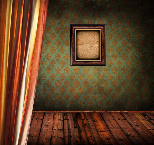 Quarto retro com cortina e moldura de madeira da foto — Fotografia de Stock