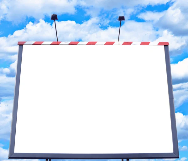 Üres billboard kék ég ellen — Stock Fotó