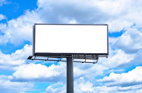 Papan reklame kosong besar melawan langit biru terang — Stok Foto