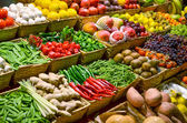 Gyümölcspiac különböző színű friss gyümölcsökkel és zöldségekkel