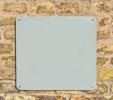 boş metal plaka üzerinde tuğla duvar