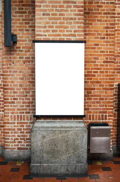 Outdoor em branco na parede de tijolo — Fotografia de Stock