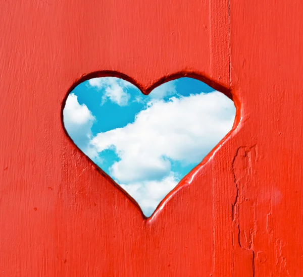 Agujero de cielo azul en un fondo de pared de madera — Foto de Stock